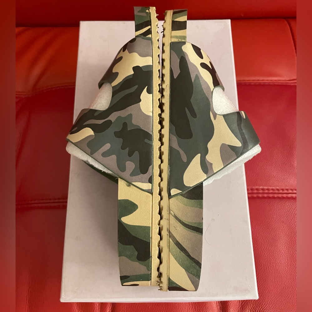 Teddy-T Camouflage Sandals, Sz 6 (Steve Madden) - Picture 4 of 8